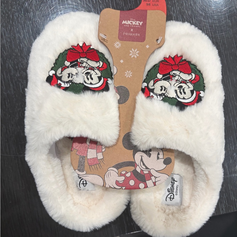 Disney Mickey Mouse women’s Christmas White Fuzzy Slippers size 5/6